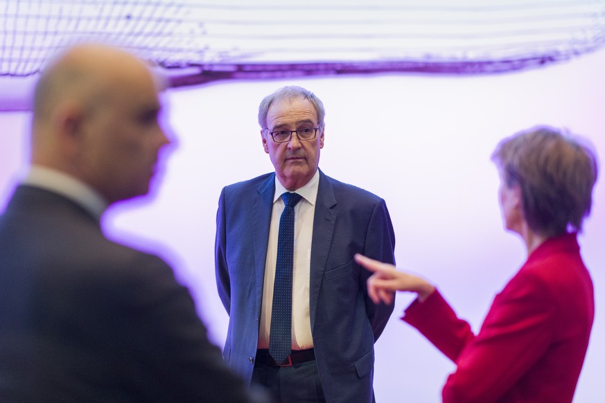 Federal Councillor Guy Parmelin, centre, discusses with Federal President Simonetta Sommaruga, right, and Federal Councillor Alain Berset before the Federal Council&#039;s media conference in the Bund ...