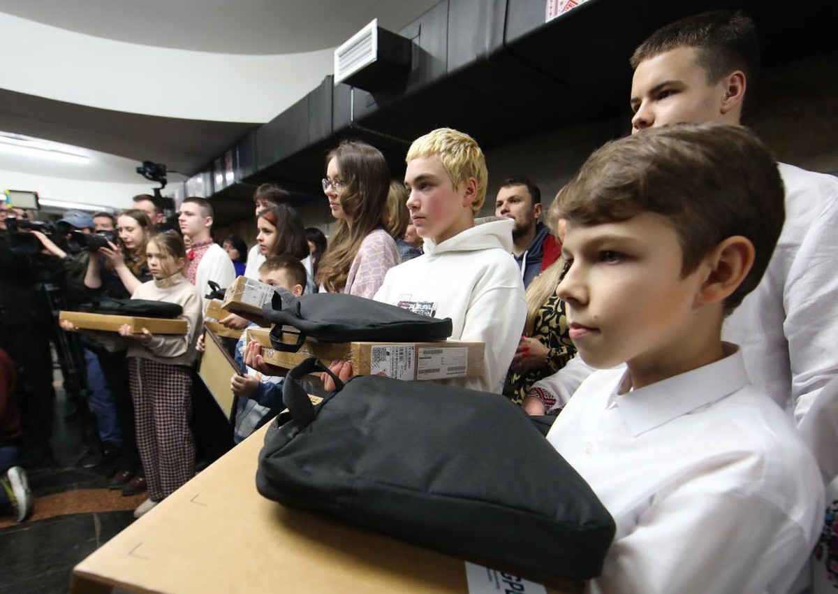 Des enfants reçoivent des gadgets lors d'une cérémonie dans le métro de Kharkiv. (Photo credit should read Vyacheslav Madiyevskyy / Ukrinform/Future Publishing via Getty Images)