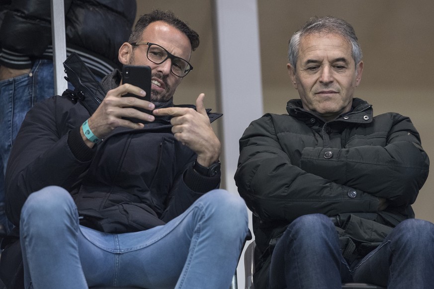 Basels Trainer Marcel Koller, rechts, und Sportchef Marco Streller sitzen auf der Tribuene im Fussball Meisterschaftsspiel der Super League zwischen dem FC Thun und dem FC Basel, am Samstag, 10. Novem ...