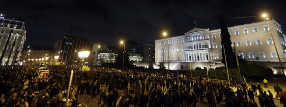 In Athen gehen mehrere tausend Griechen gegen den EZB-Entscheid auf die Strasse.