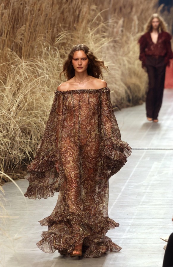 epa13258407 A model presents a creation from the Women's Spring/Summer 2027 collection of Italian fashion house Etro during Milan Fashion Week, in Milan, Italy, 23 September 2026. Milan Fashion W ...
