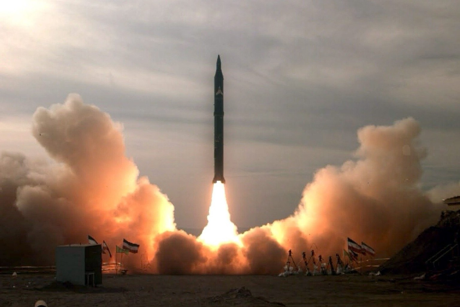 epa01967250 A medium-range missile Sejil 2 is launched by Iranian army forces at an undisclosed location in Iran, 16 December 2009. Iran said that it had successfully tested the missile capable of rea ...