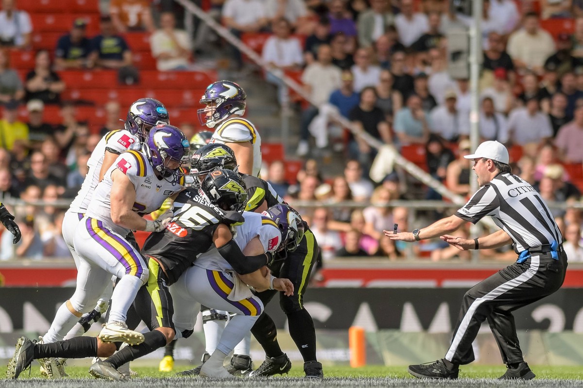 Ben Holmes Vienna Vikings, 3 brought down by Surge D-Line, Vienna Vikings vs Stuttgart Surge, American Football, European League of Football, Championship Game 25, 2025, 07.09.2025, Stuttgart MHP Aren ...