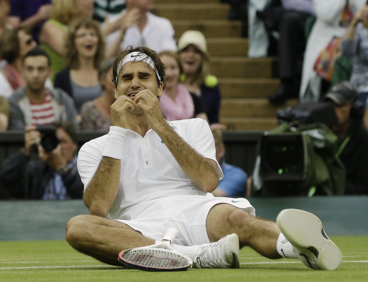 ARCHIV --- ZUM BERICHT �100 JAHRE CENTRE COURT WIMBLEDON� STELLEN WIR IHNEN FOLGENDES BILDMATERIAL ZUR VERFUEGUNG --- Roger Federer of Switzerland reacts as he wins the men's singles final agains ...