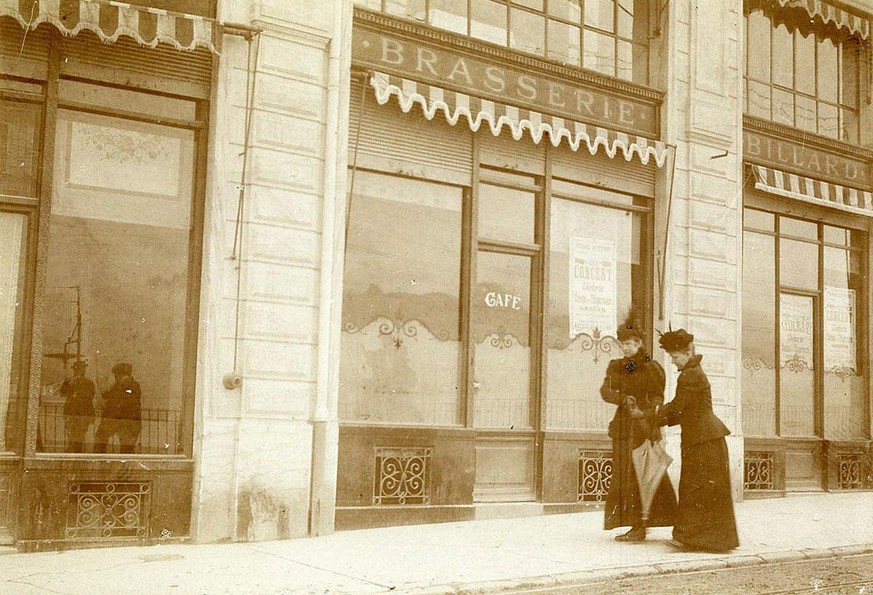 Probably the last photo of Sisi (left).  On September 10, 1898, the Empress walks through Geneva with Countess Irma Sztáray.  https://notrehistoire.ch/entries/0lyYKOpwYnw