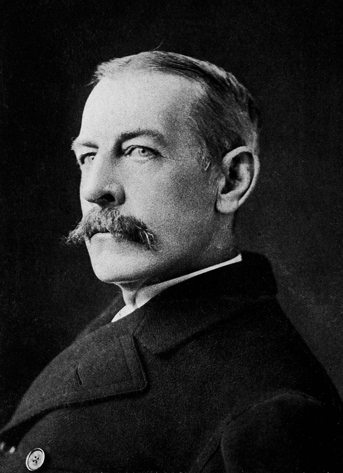 Sportif jusqu'au bout des ongles : James Gordon Bennett junior, vers 1900.
https://commons.wikimedia.org/wiki/File:Portrait_of_James_Gordon_Bennett,_Jr..jpg