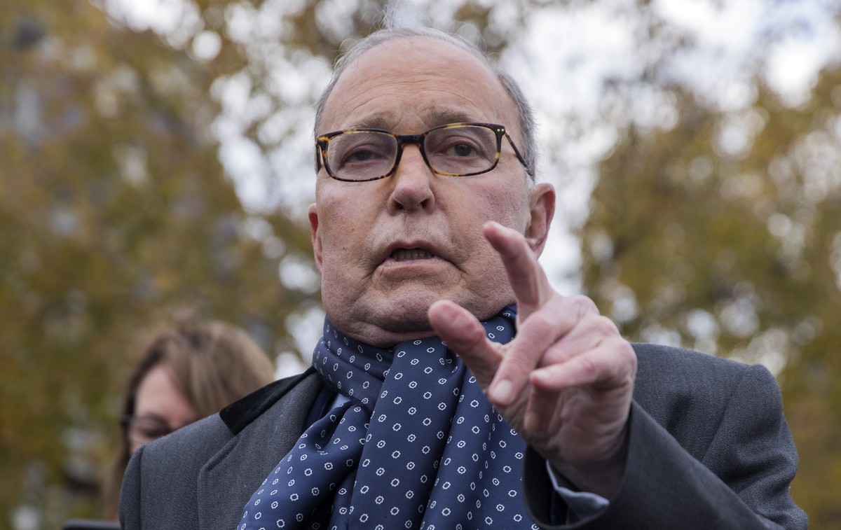 epa07179619 Director of the National Economic Council Larry Kudlow, speaks to the media outside the White House in Washington, DC, USA, 20 November 2018. EPA/ERIK S. LESSER