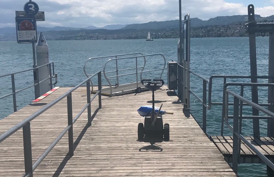 Herrenloser Rollator am Zürichsee. (Bild: Stadtpolizei Zürich)