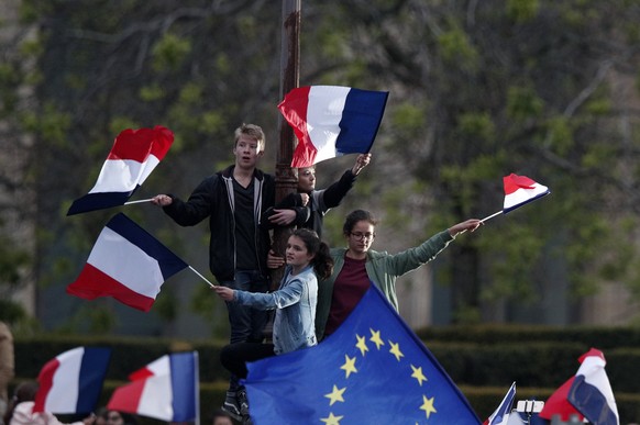 epa05949539 Supporters of French presidential election candidate for the &#039;En Marche!&#039; (Onwards!) political movement Emmanuel Macron (not pictured) celebrate at the Carrousel du Louvre after  ...