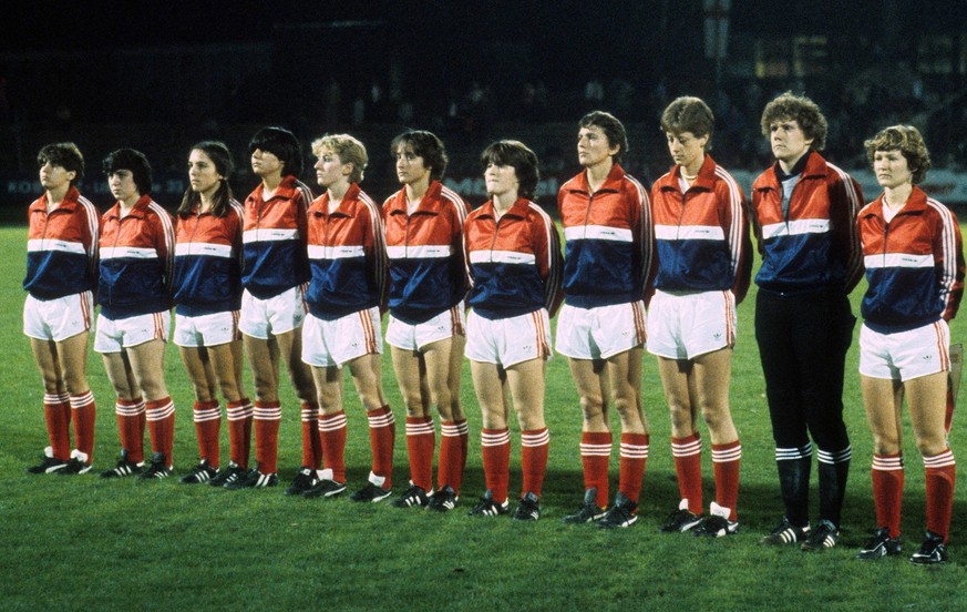 Bildnummer: 04540763 Datum: 10.11.1982 Copyright: imago/WEREK
Mannschaftsbild Schweiz; BRD, Vdia, quer, Nationalteam 1982, Frauen, Frauenfußball Fußball Länderspiel Damen Mannschaft Totale Randmotiv P ...