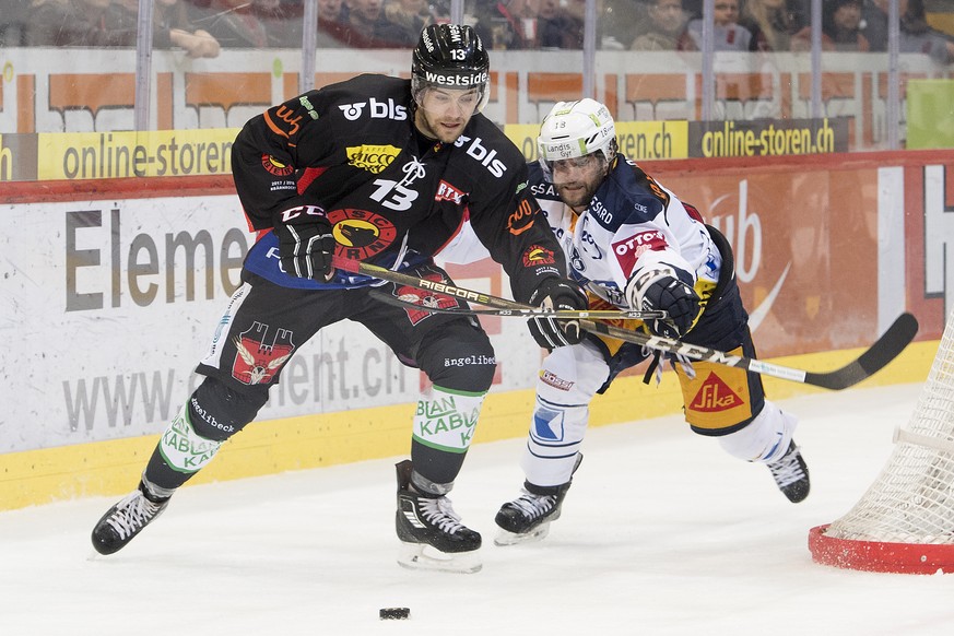 Berns Luca Hischier, links, und Zugs Dominik Schlumpf, rechts, kaempfen um den Puck, beim Eishockey Meisterschaftsspiel der National League zwischen den SC Bern und dem EV Zug, am Samstag, 4. November ...