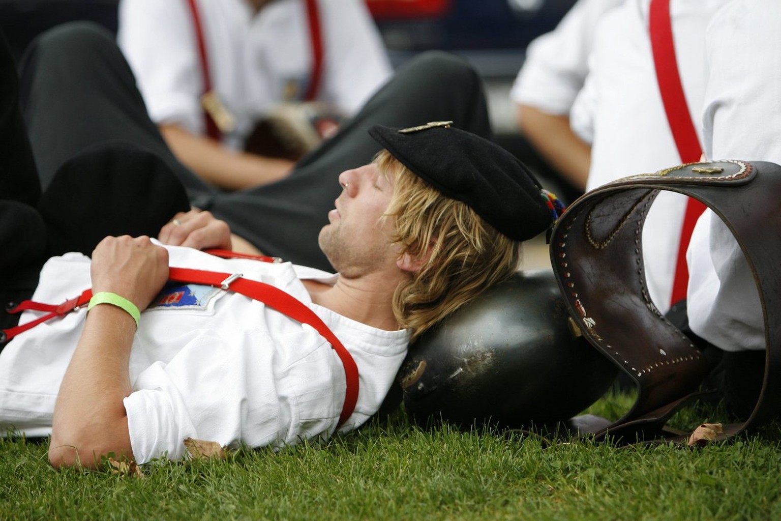 Ein Trychler geniesst einen kurzen schlaf vor beginn des Scheller und- Trychler Umzuges, dies anlaesslich des Eidgenoessischen Scheller- und Trychler Fest von Sonntag 31.August 2008 in Brunnen. (KEYST ...