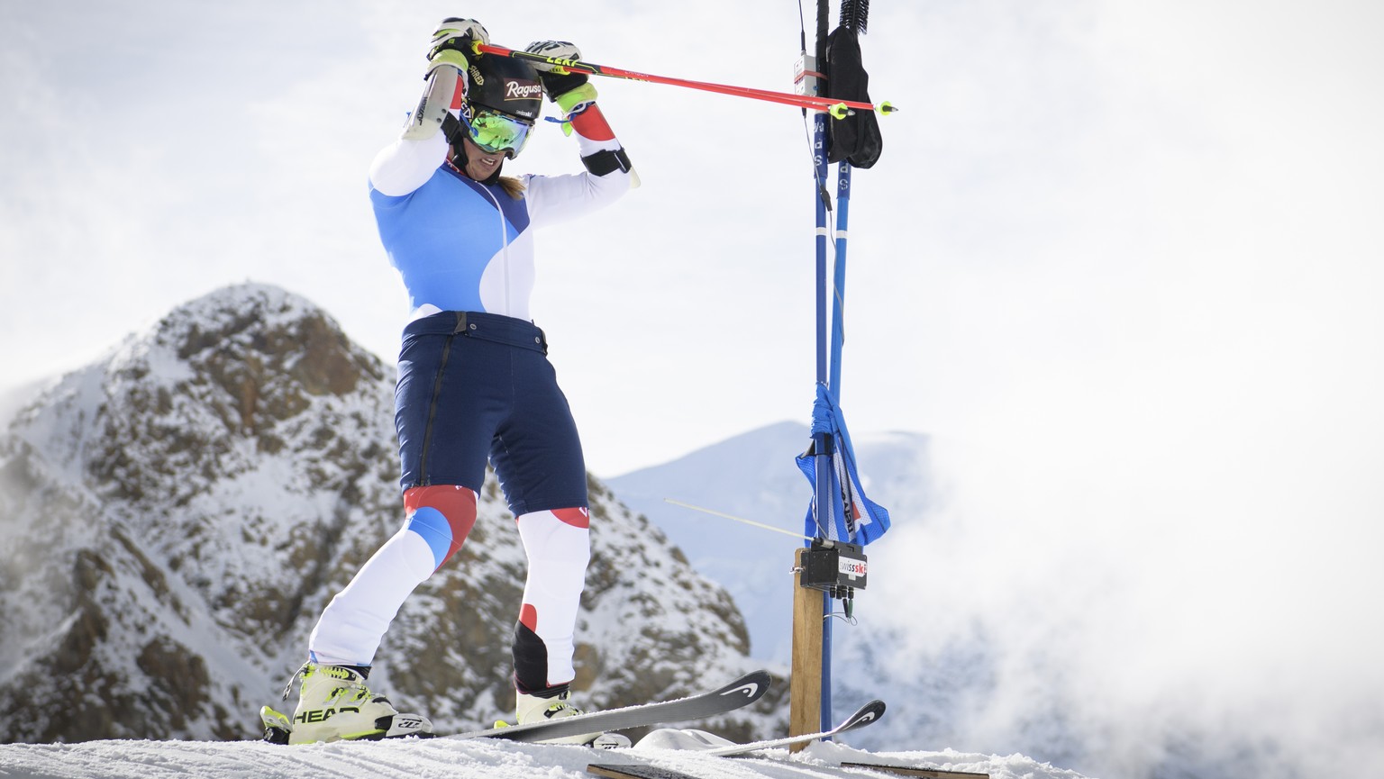 ARCHIV - ALS VORSCHAU AUF DIE SKI ALPIN SAISON 2017/18 STELLEN WIR IHNEN FOLGENDES BILDMATERIAL ZUR VERFUEGUNG - Die Schweizer Skirennfahrerin Lara Gut, aufgenommen im Training, am Mittwoch, 19. Oktob ...