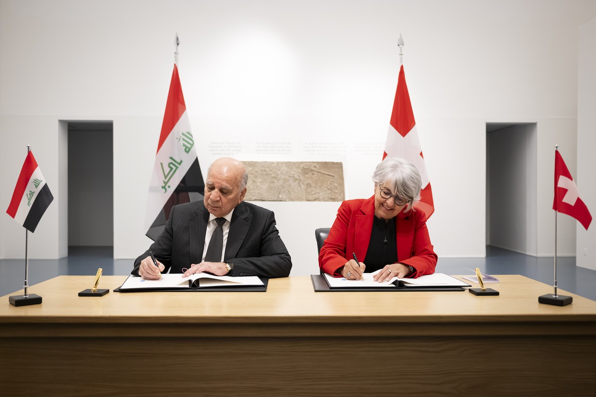 Stellvertretender Premierminister und Aussenminister der Republik Irak, Herrn Fouad Hussein, links, und Bundesraetin Elisabeth Baume-Schneider, rechts, unterschreiben ein Dokument, vor ein assyrische  ...