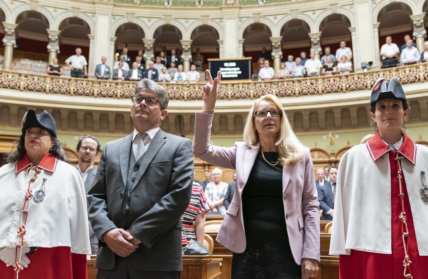 Die nachrutschenden Nationalraete Martin Haab, SVP-ZH, links, und Therese Schlaepfer, SVP-ZH, leisten ihren Amtseid (Schlaepfer), respektive das Geluebde (Haab) an der Sommersession des Nationalrats,  ...