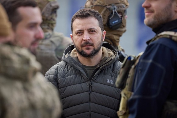 Nur wenige Tage nach dem Abzug russischer Truppen ist der ukrainische Präsident Wolodymyr Selenskyj in die Grossstadt Cherson im Süden des Landes gereist.

Am Montag bestätigten Journalisten der Inter ...