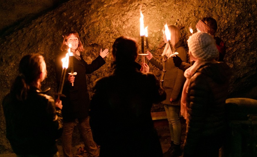 Mittwinter - Bräuche in der kalten Jahreszeit. Im Schein der Fackeln gibt es Interessantes über Sagen und Traditionen rund um die Mittwinterzeit und den Silvester zu erfahren. 
Rauszeit Winterwunderla ...