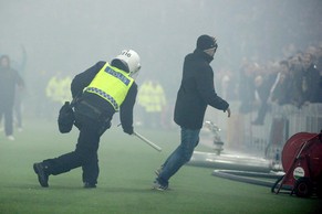 Die Polizei musste die Randalierer mit Gewalt stoppen.