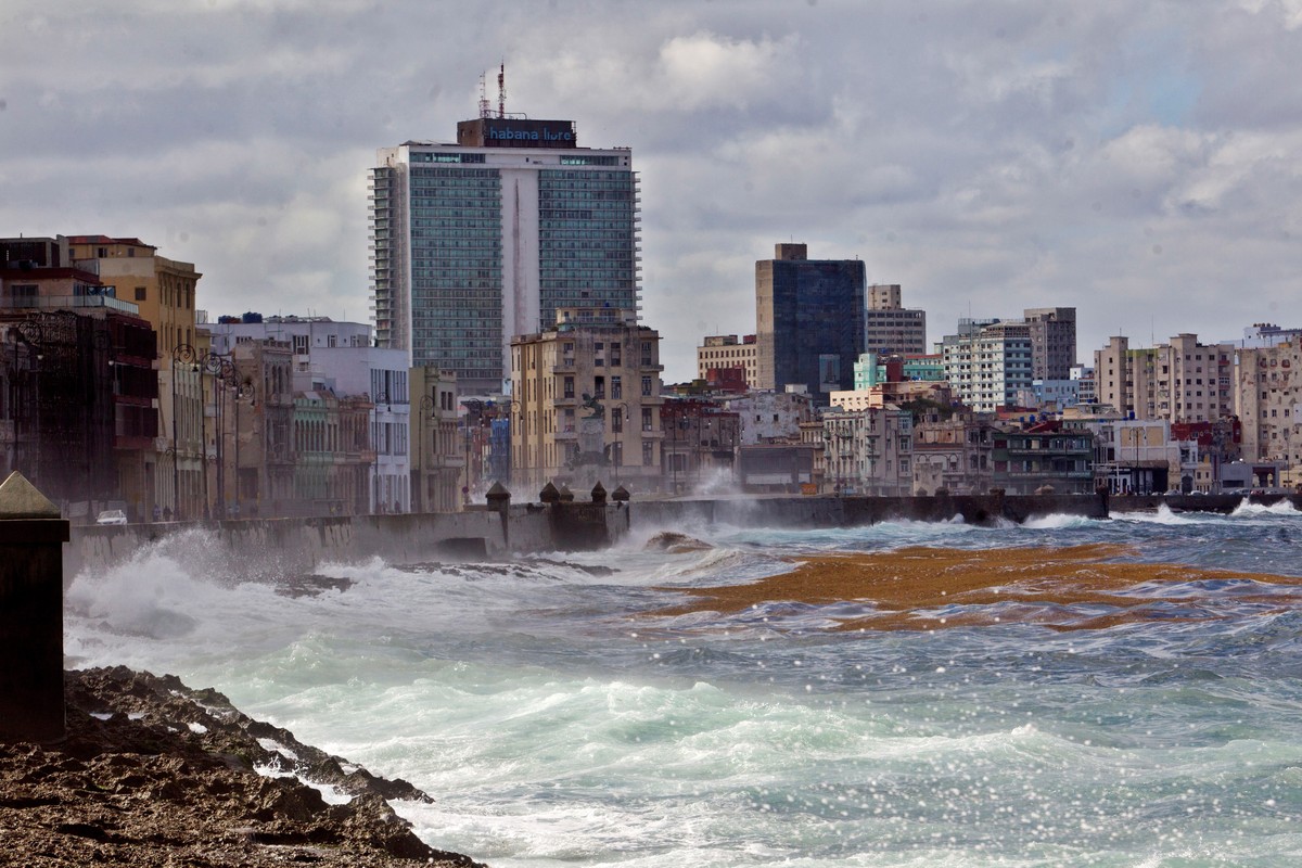 epa07309751 View of the waves at the Havana's boardwalk, Cuba, on 22 January 2019. EPA/Yander Zamora