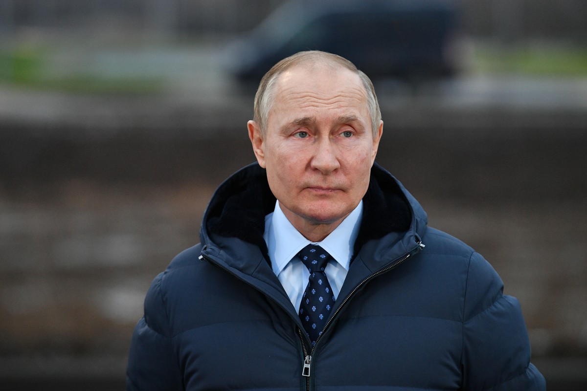 epa10292348 Russian President Vladimir Putin visits site of construction of the infrastructure facilities of the 'Volga Sea' tourism and recreation cluster in the the Zavidovo special econom ...