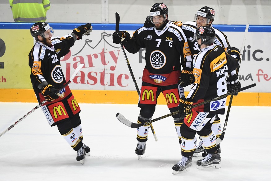 Lugano’s Philippe Furrer, center, celebrates the 1-0 goal with team-mates, during the preliminary round game of the National League A (NLA) Swiss Championship 2016/17 between HC Lugano and EHC Biel, a ...