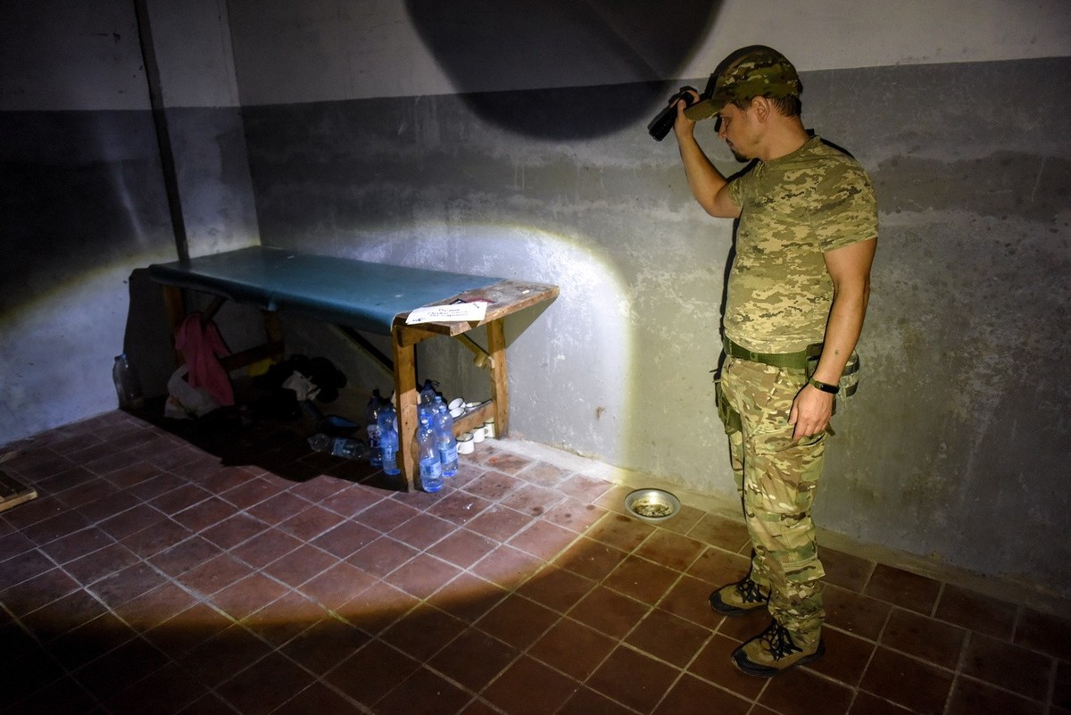 Cette pièce aurait servi de prison pour des militaires et des civils ukrainiens à Voltchansk, dans la région de Kharkiv. 91% des prisonniers ukrainiens ont été torturés par les Russes