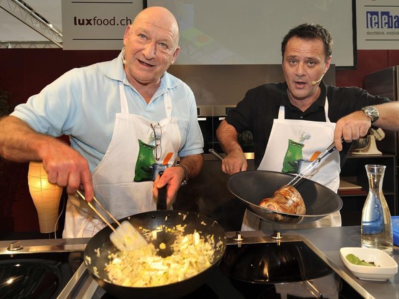 Karli Odermatt, links, und Heinz Margot, rechts, kochen an der Eroeffnung der 93. Ausgabe der Muba in der Kocharena in Basel am Freitag, 13. Februar 2009. Waehrend den zehn Messetagen praesentieren ru ...