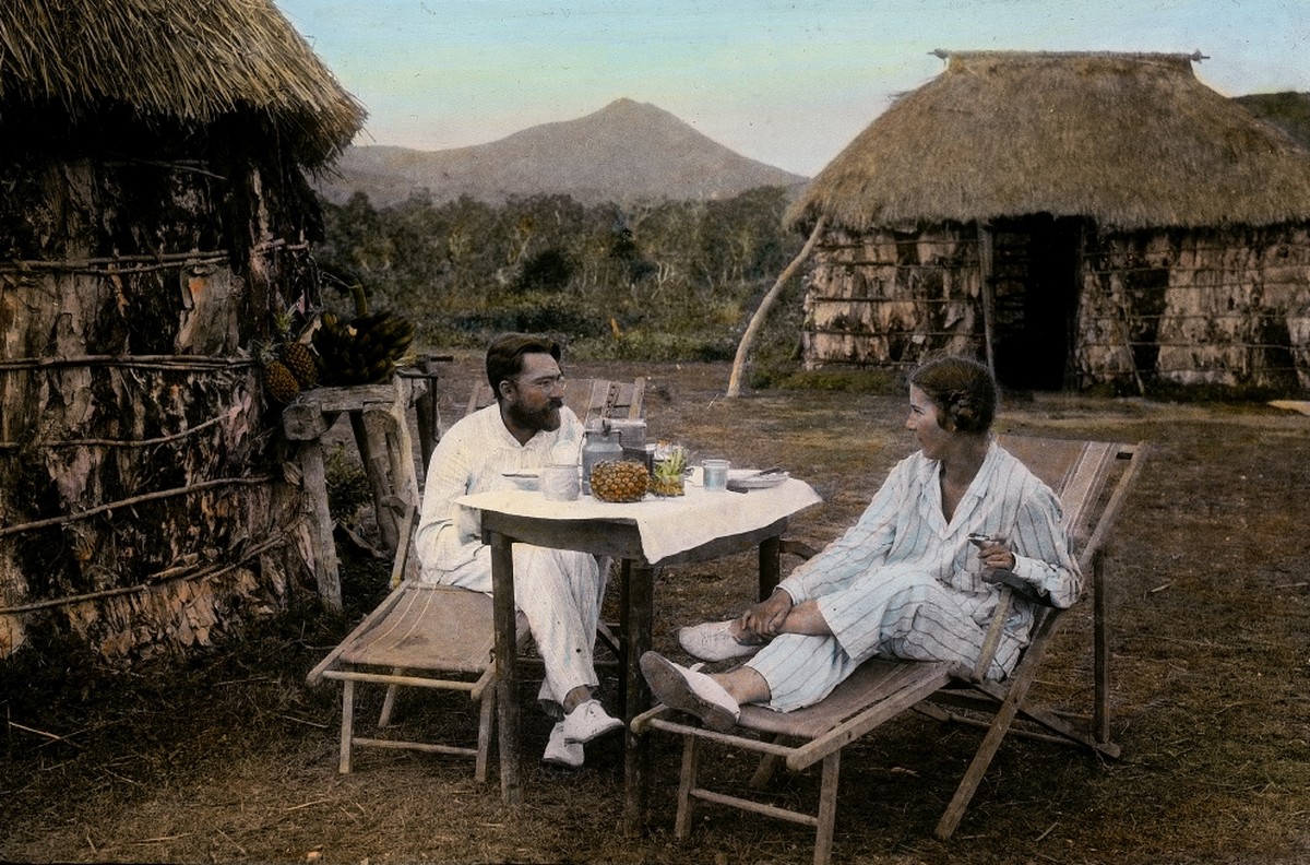 Zwei Personen auf Liegestühlen im Pyjama, in der Mitte ein gedeckter Tisch, Strohhäuser

Heim, Arnold 
Titel:
Arnold und Monica Heim, Koumac 
Beschreibung:
Zwei Personen auf Liegestühlen im Pyjama, in ...