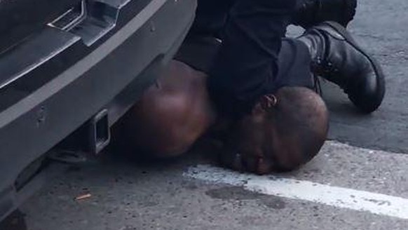 Screenshot der Videoaufnahme der Verhaftung von George Floyd.