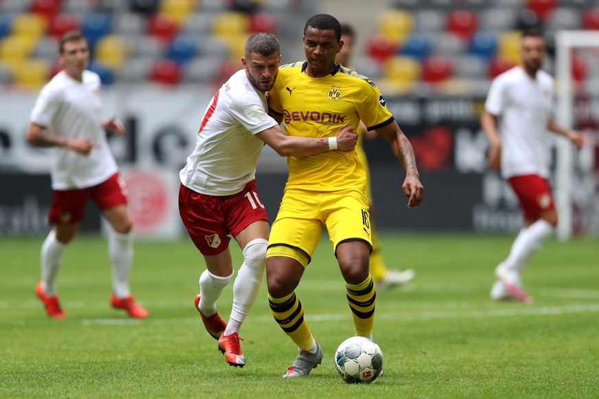 epa08482899 Valon Berisha of Fortuna Dusseldorf battles for the ball with Manuel Akanji of Borussia Dortmund (R) during the Bundesliga match between Fortuna Duesseldorf and Borussia Dortmund at Merkur ...