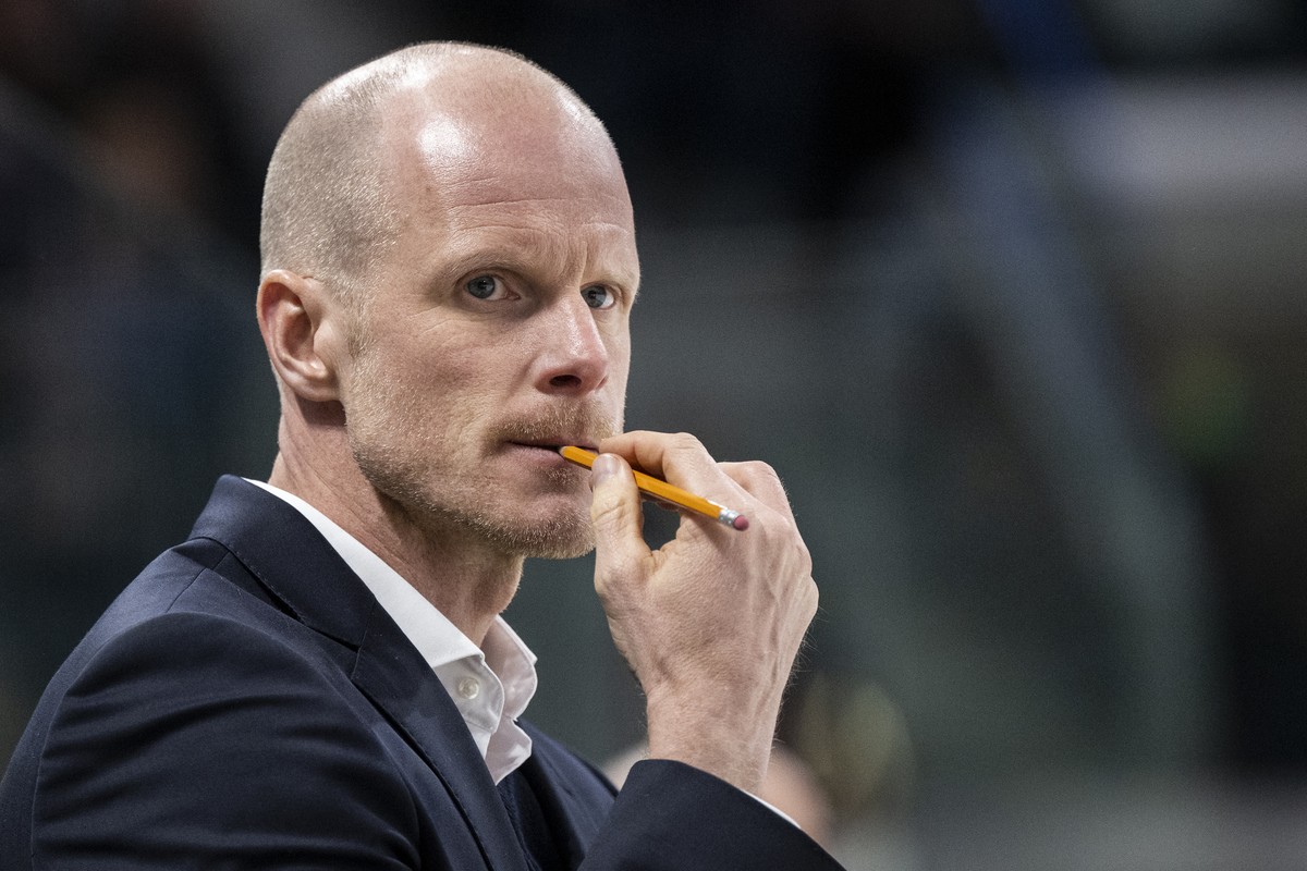 SCB Cheftrainer Toni Soederholm reagiert im Eishockeyspiel der National League zwischen den ZSC Lions und dem SC Bern am Mittwoch, 4. Januar 2023, in der Swiss Life Arena in Zuerich. (KEYSTONE/Ennio L ...