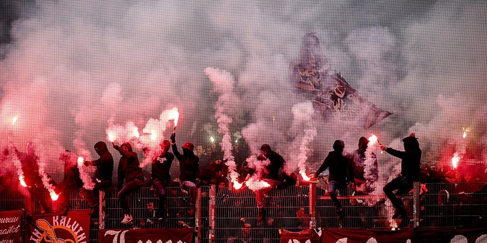 Nach dem Abpfiff des Cup-Halbfinals stürmen Servette-Hooligans den Platz. Zwei von ihnen werfen Pyros in den Familiensektor. Der FC Winterthur sprach schon erste Stadion-Verbote aus – gegen Servette-C ...