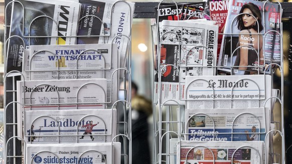 Ein Staender mit diversen Zeitungen und Zeitschriften, fotografiert am Dienstag, 1. Februar 2022 im Bahnhof Zuerich. Am 13. Februar wird die Schweizer Bevoelkerung in einer Volksabstimmung ueber das & ...