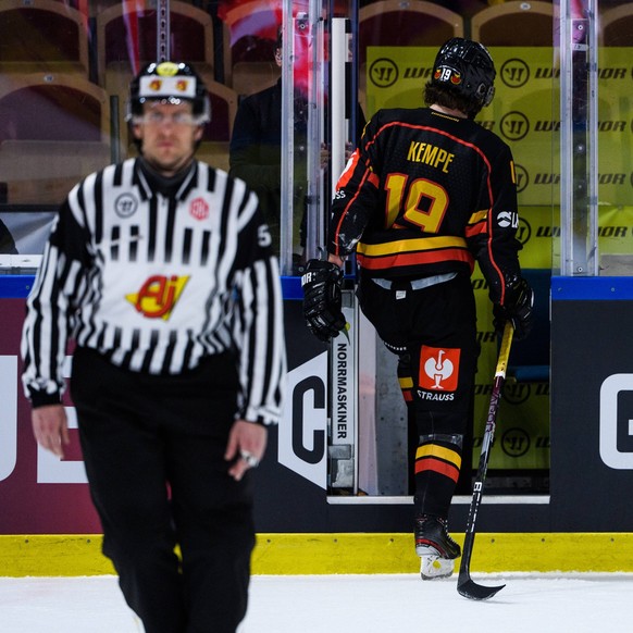 230117 Luleas Mario Kempe mot utvisningsbaset under ishockeymatchen i CHL mellan Lulea och Frölunda den 17 januari 2023 i Lulea. *** 230117 Luleas Mario Kempe against the penalty base during the CHL i ...