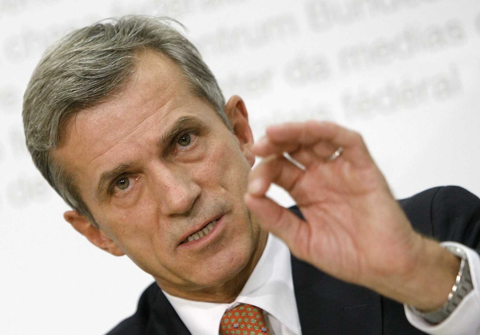 Thomas Zeltner, Direktor Bundesamt fuer Gesundheit, spricht waehrend einer Medienkonferenz ueber die Impfung gegen die pandemische Grippe, am Montag, 9. November 2009 in Bern. (KEYSTONE/Peter Klaunzer ...