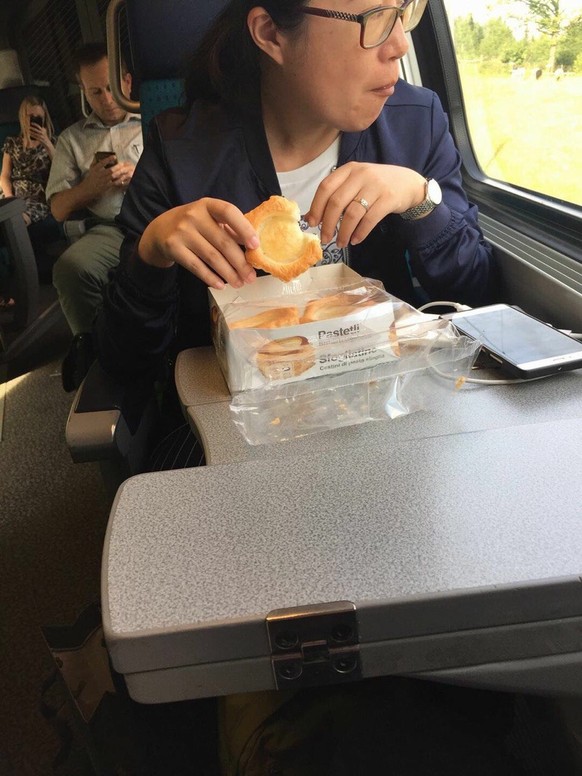 Pendler-Stress? Hier kommen lustige und absurde Bilder aus dem ÖV in Paris\nManche nnutzen die Zeit im ÖV auch um Schweizer Gebäckspezialitäten zu geniessen.