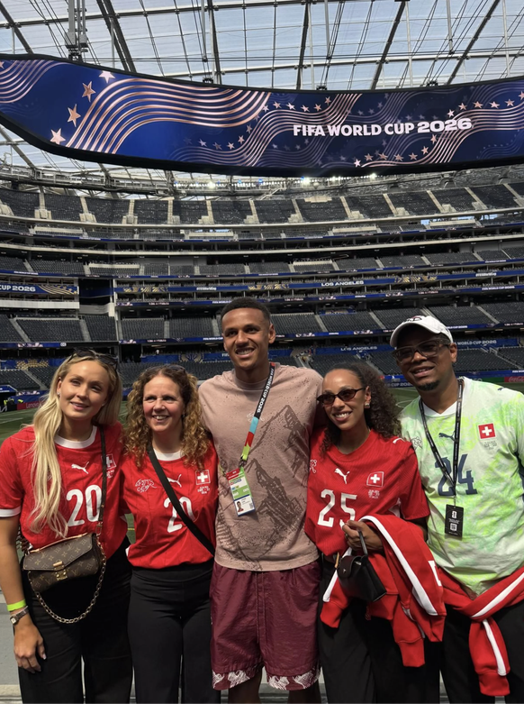 Das Umfeld begleitet ihn: Freundin Anastasia, Mutter Petra, Schwester Elena und Stiefvater Allende (von links) mit Luca Jaquez (Mitte) im SoFi Stadium in Inglewood bei Los Angeles nach dem Spiel gegen ...
