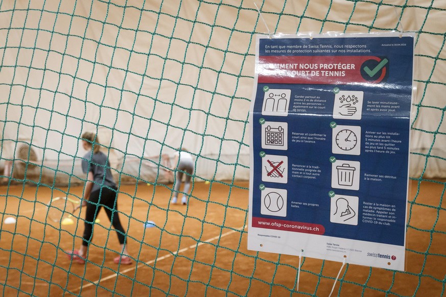 Une affiche presentant le plan de protection a ete installee alors que les membres du Tennis Club Pully reprennent l&#039;entrainement lors de la pandemie de Coronavirus (Covid-19) ce mardi, 12 mai 20 ...