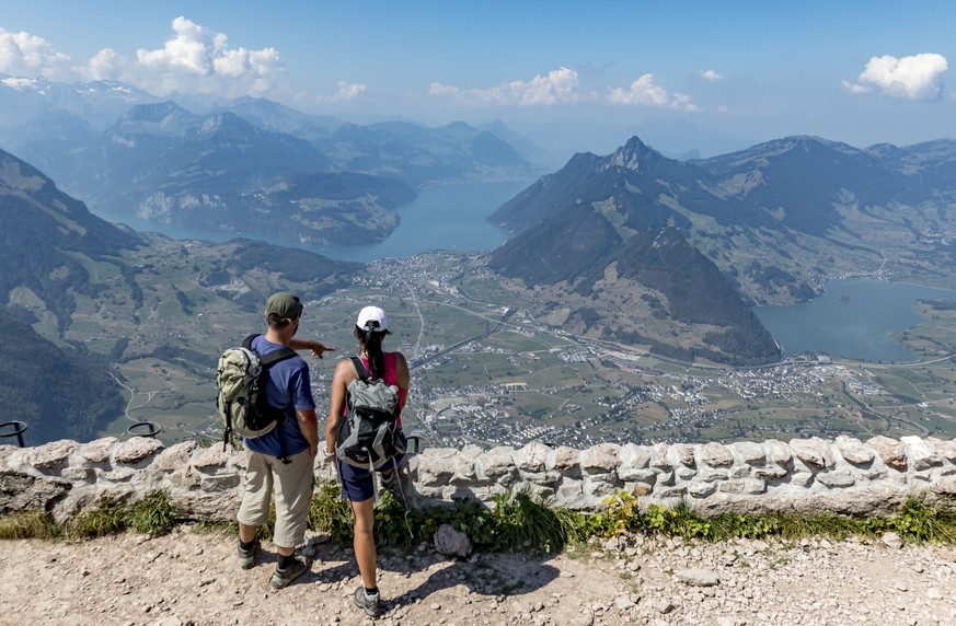 Wanderer auf dem Grossen Mythen oberhalb von Brunni am Samstag, 4. August 2018. Bis zu 40&#039;000 Menschen wandern jedes Jahr auf den Berg. Auch auf 1898 Meter ueber Meer wird es zurzeit bis zu 25 Gr ...