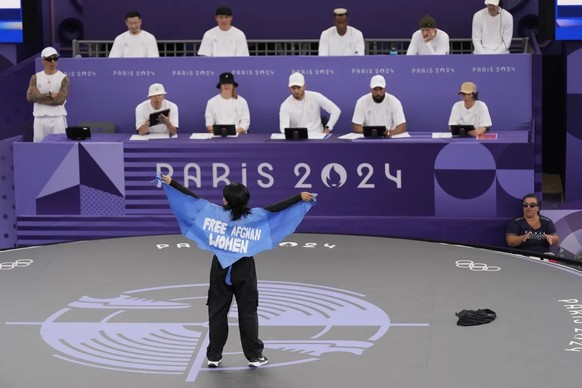 Manizha Talash, besser bekannt als Talash, trat an den Olympischen Spielen im Flüchtlingsteam als Breakdancerin an. Wegen ihrer politischen Nachricht wurde sie disqualifiziert.