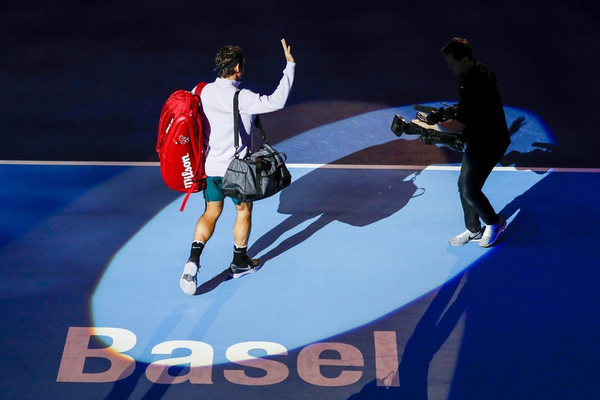 epa06287033 Switzerland&#039;s Roger Federer enters the center court before his first round match against USA&#039;s Frances Tiafoe, at the Swiss Indoors tennis tournament at the St. Jakobshalle in Ba ...