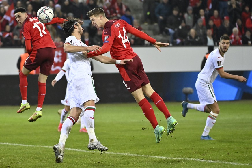 epa09584178 Switzerland's Cedric Itten (C) scores the 3-0 lead against Bulgaria's Kristian Dimitrov (C-L) during the FIFA World Cup 2022 group C qualifying soccer match between Switzerland a ...