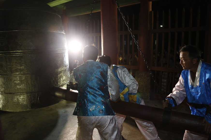 Mit Glockenschlägen wurde die Zeitumstellung eingeläutet.