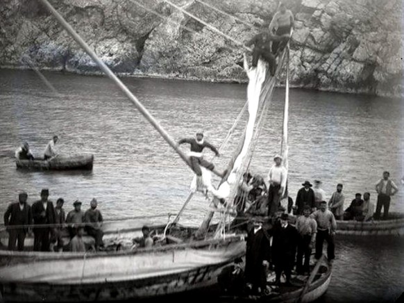 Salvage of finds from the Roman wreck in the winter of 1900/1901.  https://commons.wikimedia.org/wiki/File:Antikes_Wrack_von_Antikythera_02.jpg