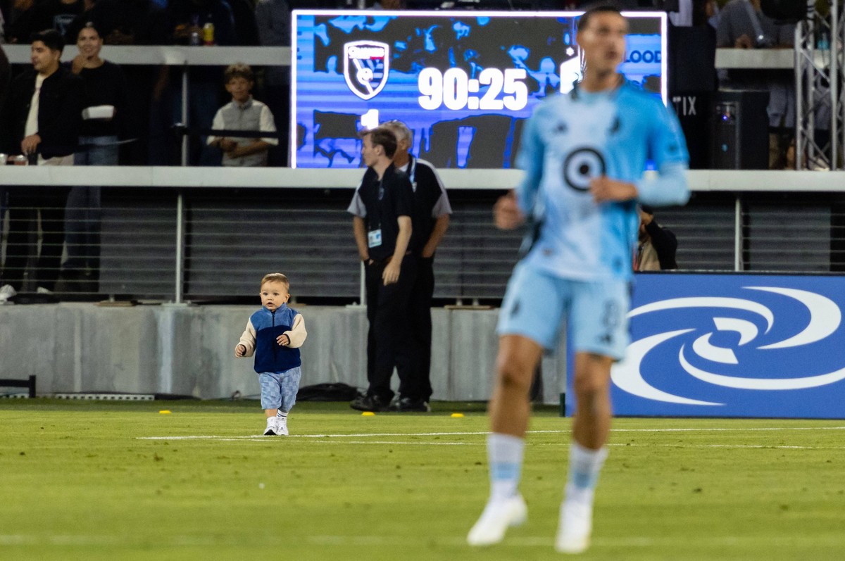 SAN JOSE, CA - AUGUST 22: A child walks onto the field during a MLS, Fussball Herren, USA match between the San Jose Earthquakes and Minnesota United FC on August 22, 2026 at PayPal Park in San Jose,  ...