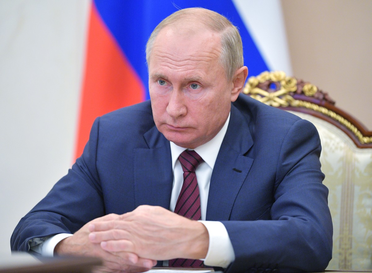 epa08800088 Russian President Vladimir Putin during a working meeting via teleconference call at the Kremlin in Moscow, Russia, 05 November 2020. EPA/ALEXEI NIKOLSKY / SPUTNIK / KREMLIN POOL MANDATORY ...