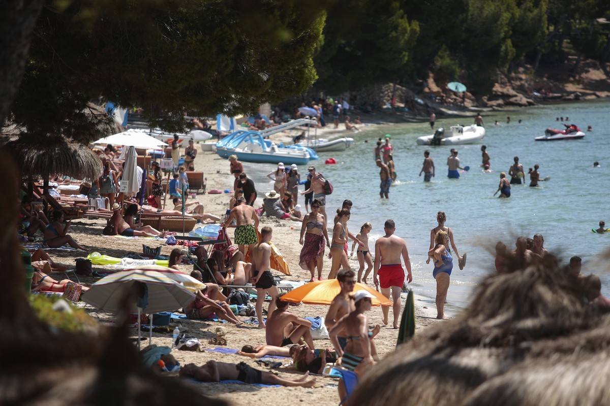 Sunbathers enjoy the beach in Pollen?