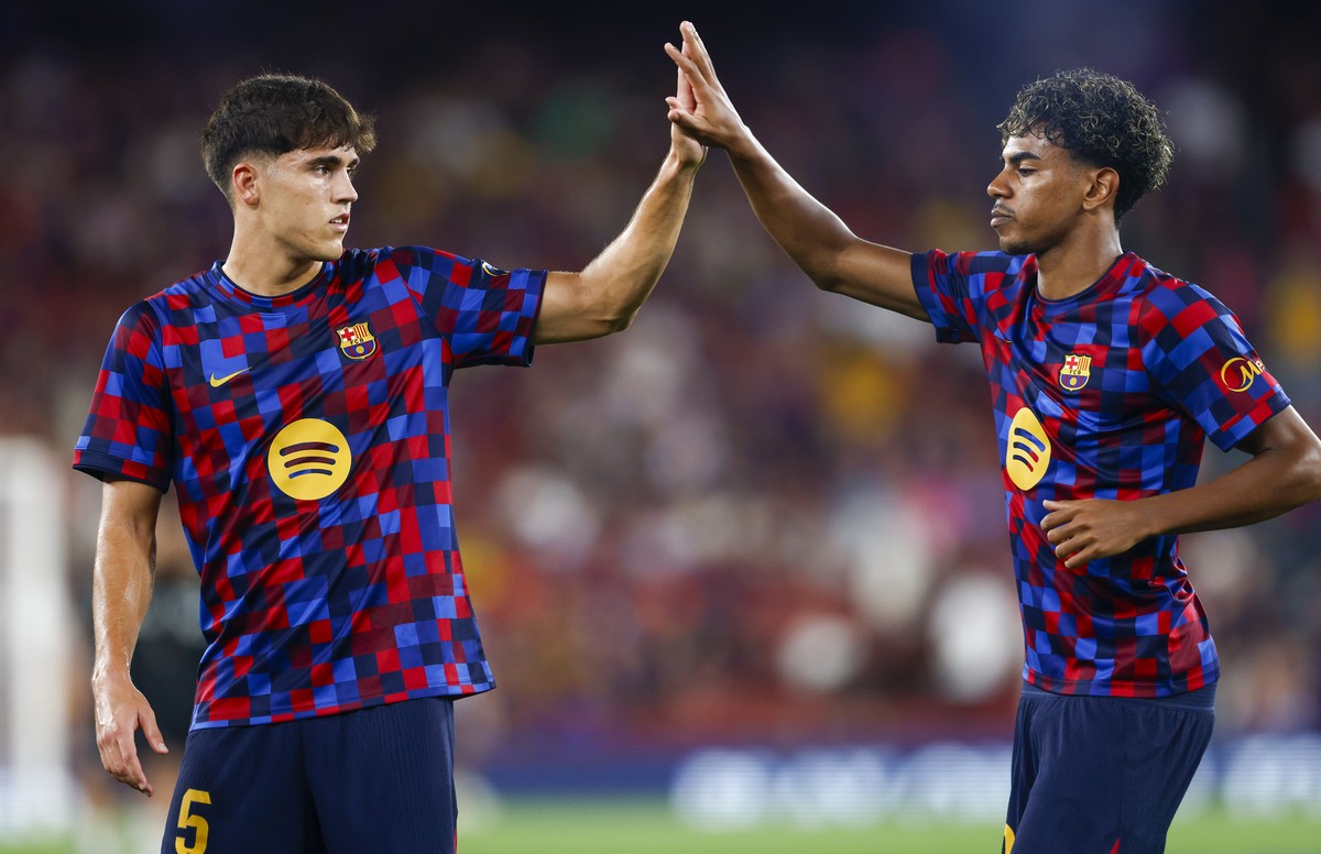 epa13203120 FC Barcelona's Pau Cubarsi (L) and Lamine Yamal high five as they warm up ahead of the Spanish LaLiga soccer match between FC Barcelona and Rayo Vallecano, in Barcelona, Spain, 31 Aug ...