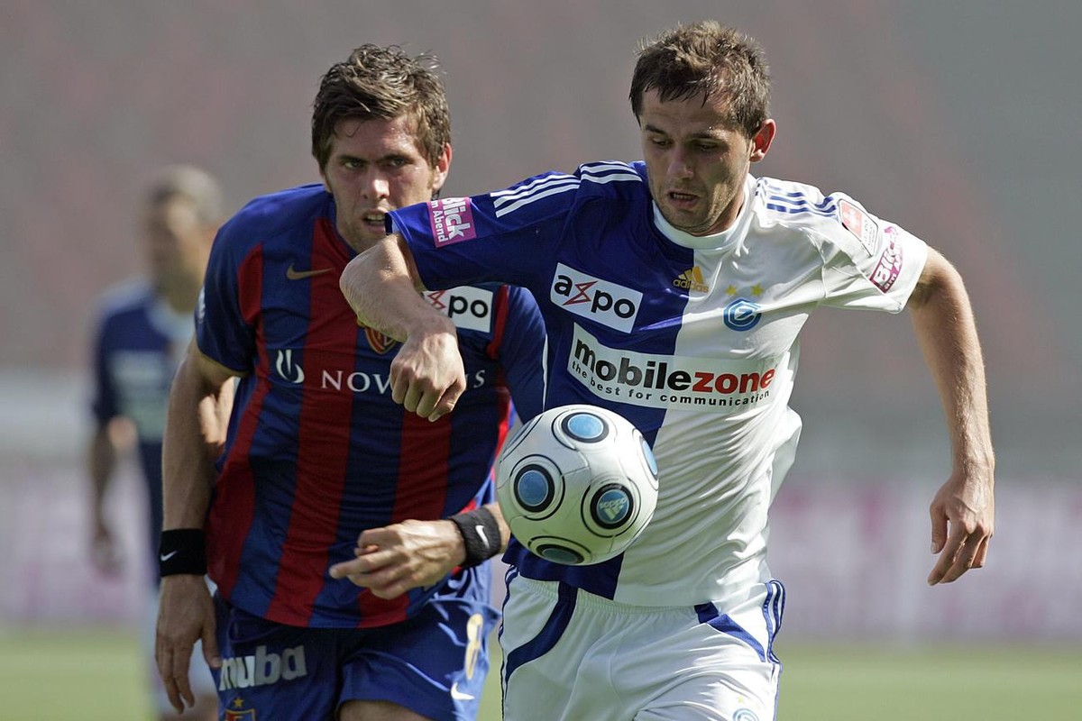 GC Mittelfeldspieler Senad Lulic, rechts, enteilt FC Basel Mittelfeldspieler Benjamin Huggel im Fussball Meisterschaftsspiel der Super League zwischen dem Grasshoppers Club Zuerich und dem FC Basel, i ...