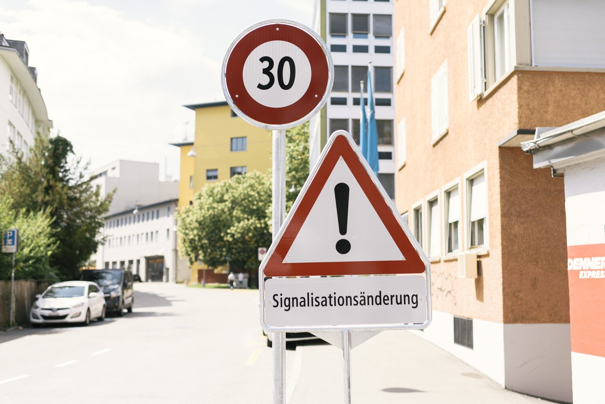 Ein Warnschild mit der Aufschrift "Signalisationsaenderung" weist an der Grubenstrasse in Zuerich auf die neu geltende Tempo 30 Zone hin, aufgenommen am Donnerstag, 3. August 2017 in Zuerich ...
